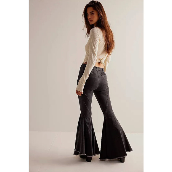 Free People We The Free Twirl On Mid-Rise Crop Flare Jeans 25 - Picture 2 of 5